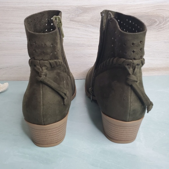 New! Western Laser-Cut Booties - Picture 4 of 8